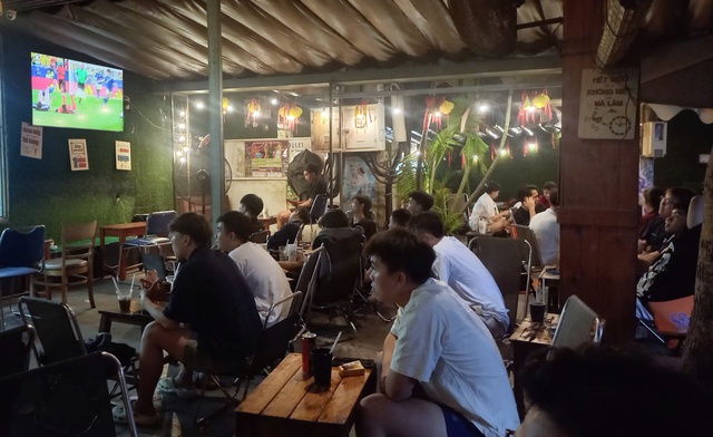 Tiếng Hò reo đêm khuya trong mùa World Cup - Ảnh 2.