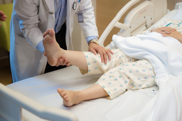 Yếu liệt tứ chi, mất khả năng đi lại do bệnh cột sống diễn tiến khó lường - Ảnh 4.