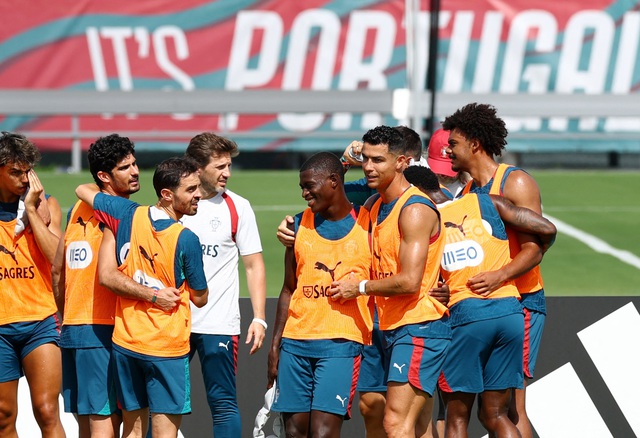 Đ&agrave;n em Ronaldo khiến nội bộ Bồ Đ&agrave;o Nha tranh c&atilde;i dữ dội, HLV Martinez phải &lsquo;đại phẫu&rsquo; khẩn cấp- Ảnh 2.