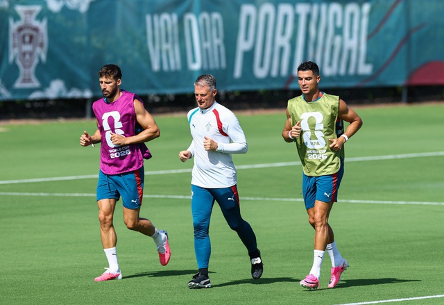 Platini nói điều cực bất ngờ về Pháp và Bồ Đào Nha, trái tim và lý trí có giống nhau?- Ảnh 4. Platini nói điều cực bất ngờ về Pháp và Bồ Đào Nha, trái tim và lý trí có giống nhau?- Ảnh 4.