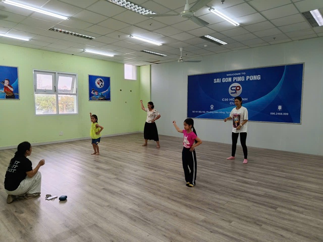 Hoạt động h&egrave; miễn ph&iacute; ở TP.HCM: Trẻ th&iacute;ch th&uacute; với lớp điền kinh cuối tuần - Ảnh 3.