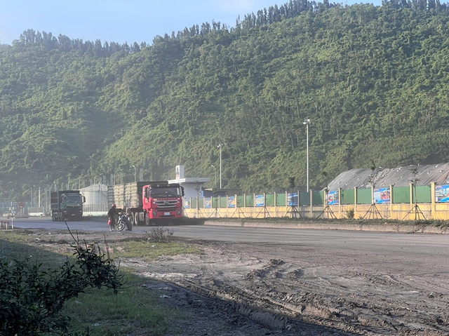 Tập kết than lộ thiên ở cảng Chân Mây gây ô nhiễm- Ảnh 9. Tập kết than lộ thiên ở cảng Chân Mây gây ô nhiễm- Ảnh 9.