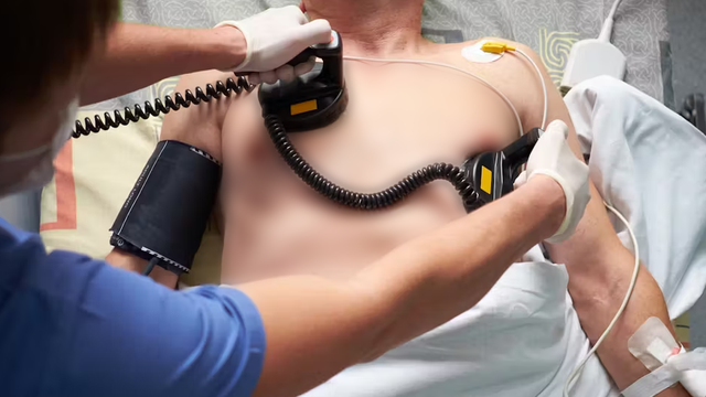 Nghẹt thở cứu người đ&agrave;n &ocirc;ng ngừng tim ngay khi đang kh&aacute;m bệnh - Ảnh 1.