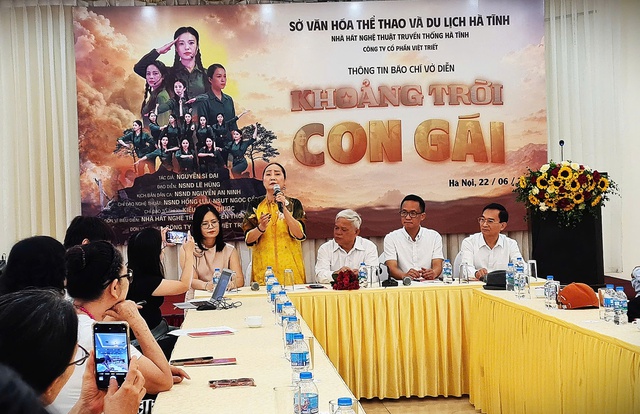 NSND Hồng Lựu h&aacute;t v&iacute;, giặm về 10 c&ocirc; g&aacute;i Ng&atilde; ba Đồng Lộc- Ảnh 1.