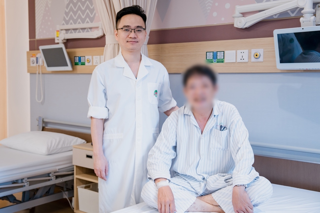 Nghẹt thở cứu người đ&agrave;n &ocirc;ng ngừng tim ngay khi đang kh&aacute;m bệnh - Ảnh 3.