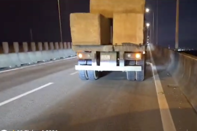 Xe hỏng phải dừng trên cao tốc, tài xế vẫn bị phạt vì quên đặt cảnh báo - Ảnh 1.