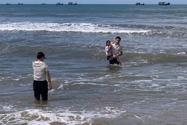 Nam sinh lớp 12 ở Quảng Trị lao ra biển cứu bé gái bị đuối nước- Ảnh 1. Nam sinh lớp 12 ở Quảng Trị lao ra biển cứu bé gái bị đuối nước- Ảnh 1.