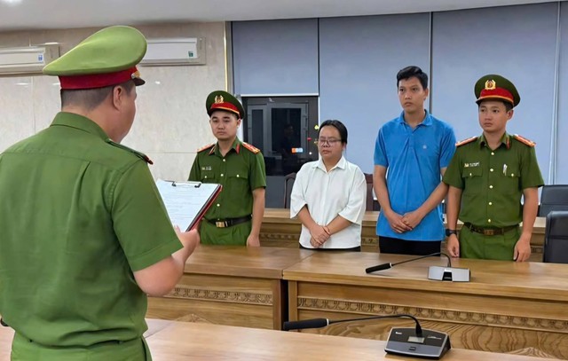 Khởi tố 3 đối tượng bán sách điện tử tiếng Anh lậu- Ảnh 2. Khởi tố 3 đối tượng bán sách điện tử tiếng Anh lậu- Ảnh 2.