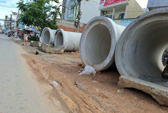 Công trình sửa đường quá ngổn ngang, gây khó cho dân- Ảnh 1. Công trình sửa đường quá ngổn ngang, gây khó cho dân- Ảnh 1.