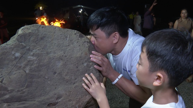 H&ograve;n đ&aacute; kỳ lạ ph&aacute;t ra &acirc;m thanh như tiếng t&ugrave; v&agrave; giữa thảo nguy&ecirc;n B&ugrave;i Hui - Ảnh 2.