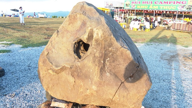 H&ograve;n đ&aacute; kỳ lạ ph&aacute;t ra &acirc;m thanh như tiếng t&ugrave; v&agrave; giữa thảo nguy&ecirc;n B&ugrave;i Hui - Ảnh 4.