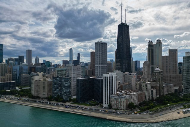 Nhiều vụ xả s&uacute;ng ở Chicago, Nh&agrave; Trắng muốn can thiệp - Ảnh 1.