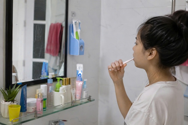 Nha sĩ cảnh b&aacute;o: Đừng l&agrave;m 4 điều n&agrave;y khi đ&aacute;nh răng - Ảnh 1.