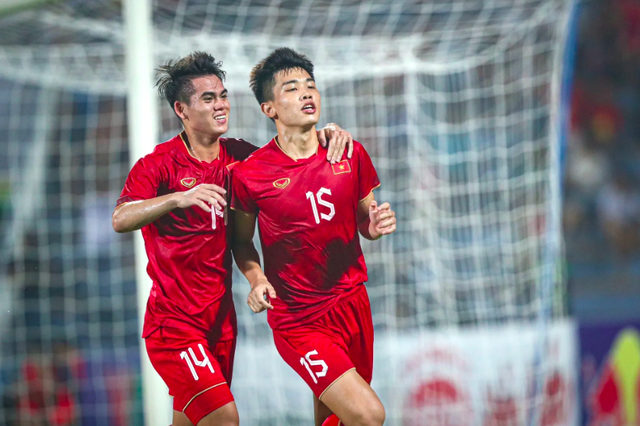 Đội tuyển Việt Nam có thêm tuyệt chiêu nhờ những anh tài tuyệt vời này, AFF Cup sẽ cực hay
- Ảnh 1. Đội tuyển Việt Nam có thêm tuyệt chiêu nhờ những anh tài tuyệt vời này, AFF Cup sẽ cực hay
- Ảnh 1.