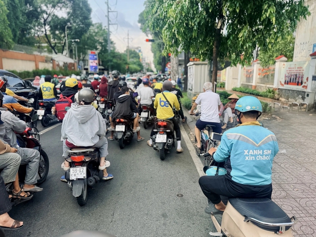 Shipper chờ lấy hàng: Dừng xe dưới lòng đường hay trên vỉa hè mới đúng luật? - Ảnh 2.