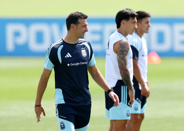 Scaloni đáp trả HLV Ancelotti khi chê Argentina ‘đá chậm’, tiết lộ Messi rất ổn- Ảnh 1. Scaloni đáp trả HLV Ancelotti khi chê Argentina ‘đá chậm’, tiết lộ Messi rất ổn- Ảnh 1.