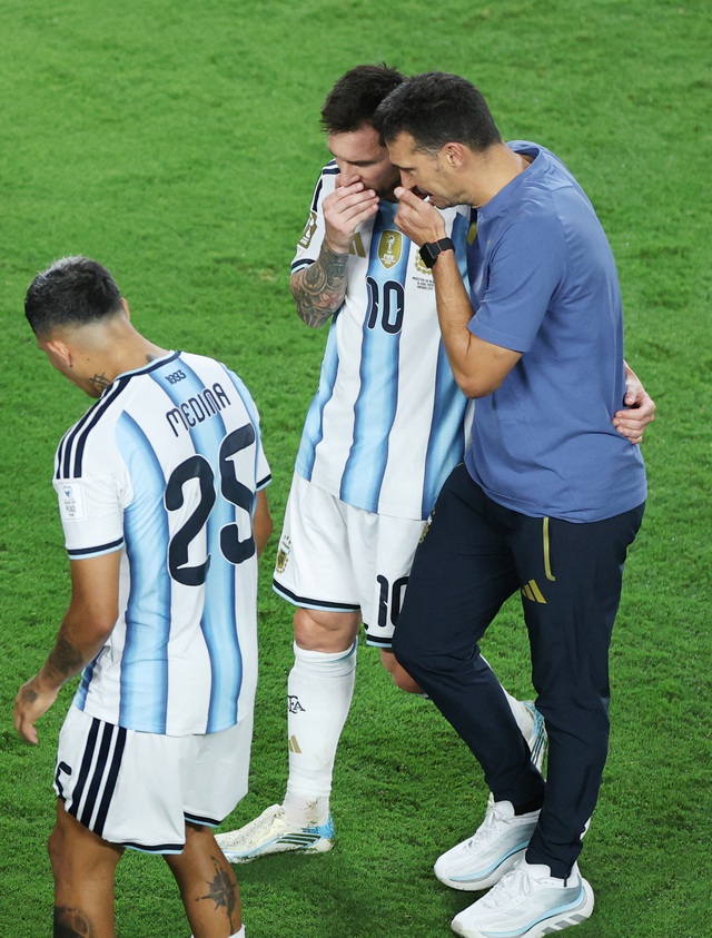 Scaloni đáp trả HLV Ancelotti khi chê Argentina ‘đá chậm’, tiết lộ Messi rất ổn- Ảnh 2. Scaloni đáp trả HLV Ancelotti khi chê Argentina ‘đá chậm’, tiết lộ Messi rất ổn- Ảnh 2.