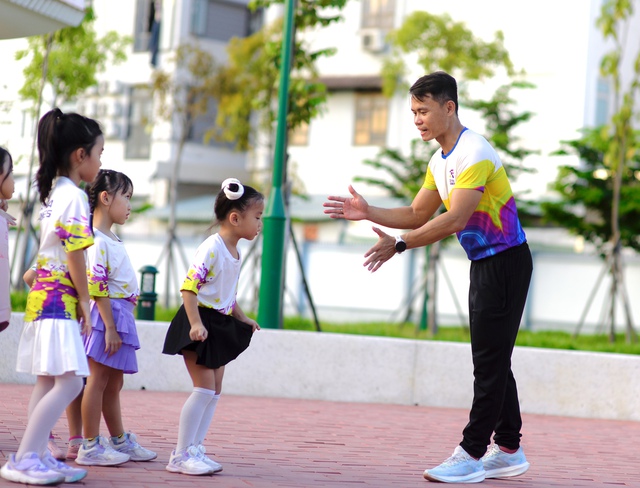 Hoạt động h&egrave; miễn ph&iacute; ở TP.HCM: Ba mẹ l&agrave;m gương con tại lớp chạy bộ  - Ảnh 2.