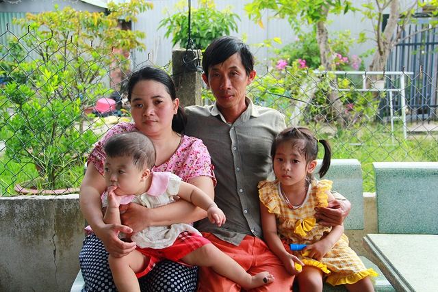 Vợ chồng khuyết tật nhọc nhằn lo chữa bệnh cho con- Ảnh 1. Vợ chồng khuyết tật nhọc nhằn lo chữa bệnh cho con- Ảnh 1.