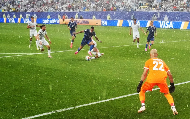 N&oacute;ng: Trận Ph&aacute;p gặp Iraq tạm dừng v&igrave; mưa lớn, Mbappe đang 'sung' th&igrave;... phải nghỉ- Ảnh 1.
