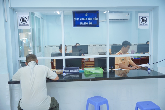 Đỗ xe trên vỉa hè chung cư, nhiều người liên tục bị phạt nguội lúc rạng sáng - Ảnh 2.