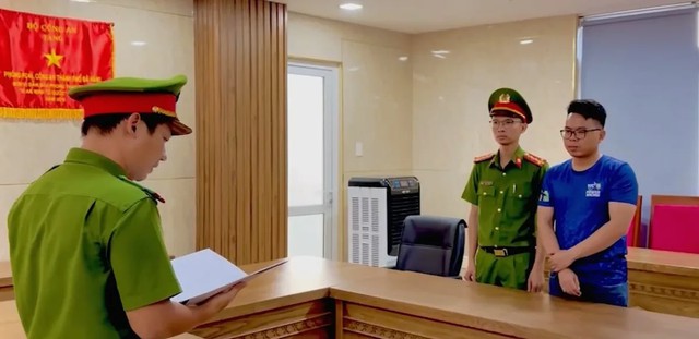 Khởi tố 3 đối tượng bán sách điện tử tiếng Anh lậu- Ảnh 1. Khởi tố 3 đối tượng bán sách điện tử tiếng Anh lậu- Ảnh 1.
