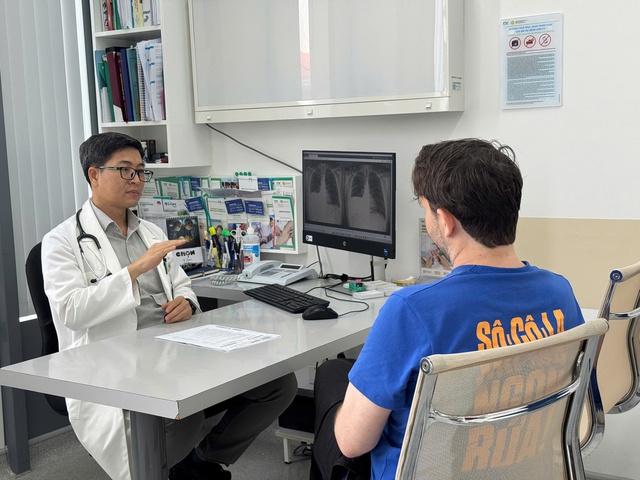 Bệnh nh&acirc;n Mỹ sau ca phẫu thuật robot: &lsquo;Biết vậy t&ocirc;i mổ sớm hơn&rsquo; - Ảnh 1.