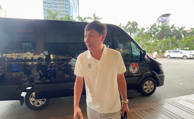 HLV Kim Sang-sik đ&oacute;n trợ l&yacute; mới cực &lsquo;xịn&rsquo;, T&agrave;i Lộc rạng rỡ ng&agrave;y gặp Xu&acirc;n Son c&ugrave;ng Ho&agrave;ng H&ecirc;n- Ảnh 1.