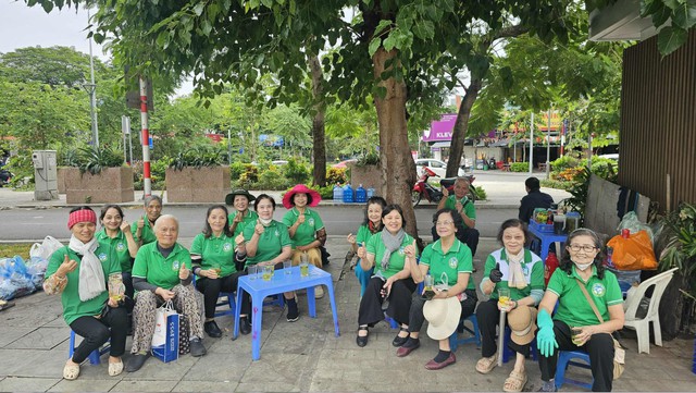 C&ocirc; gi&aacute;o của những học vi&ecirc;n tuổi xế chiều - Ảnh 4.