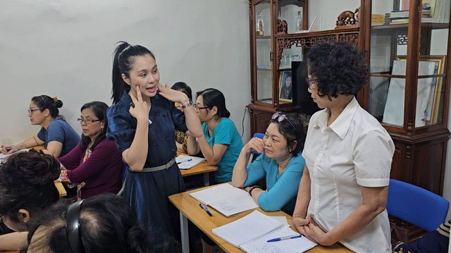 C&ocirc; gi&aacute;o của những học vi&ecirc;n tuổi xế chiều - Ảnh 1.
