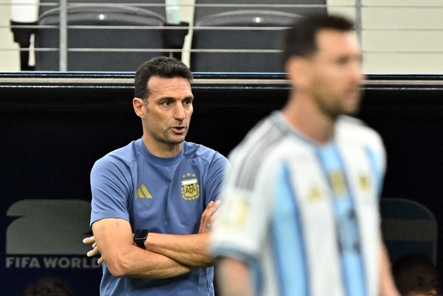 Argentina đ&atilde; v&agrave;o v&ograve;ng knock-out v&agrave; nhất bảng, Messi sẽ thi đấu để ph&aacute; tiếp kỷ lục? - Ảnh 2.