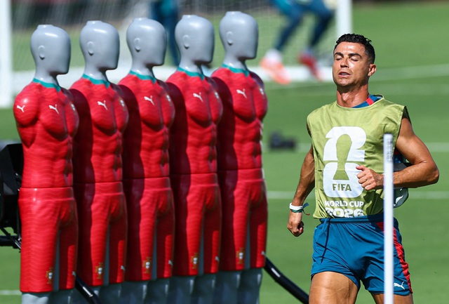 Messi càng thăng hoa, Ronaldo càng ‘khổ’: Đá chính bị soi ác, dự bị chắc cũng không yên!- Ảnh 3. Messi càng thăng hoa, Ronaldo càng ‘khổ’: Đá chính bị soi ác, dự bị chắc cũng không yên!- Ảnh 3.