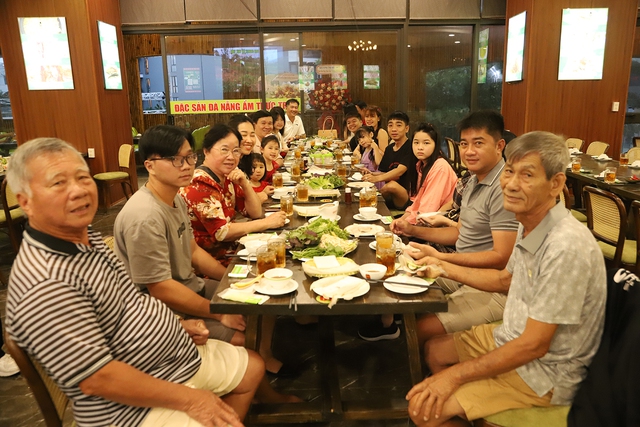 Đi biển Mỹ Khê, ghé Trần Nesta thưởng thức đặc sản Đà Nẵng - Ảnh 2.