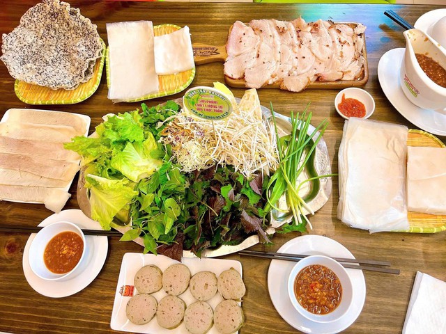 Đi biển Mỹ Khê, ghé Trần Nesta thưởng thức đặc sản Đà Nẵng - Ảnh 3.