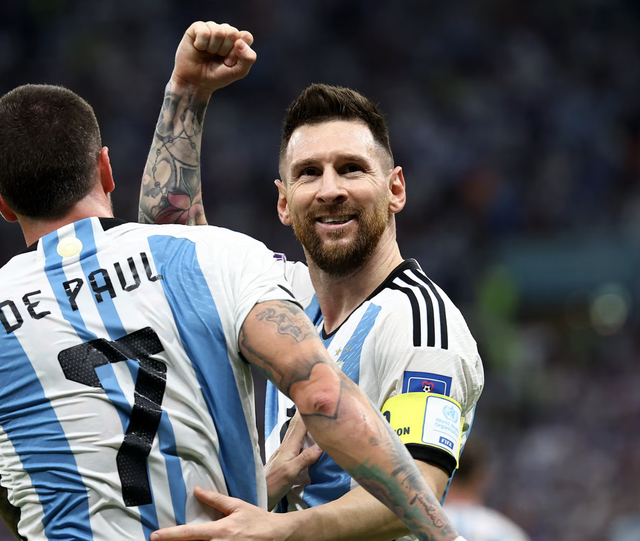 'Đối thủ' của vợ Messi lại gây sốt: Đi cắt tóc cũng không rời thủ quân Argentina nửa bước - Ảnh 2. 'Đối thủ' của vợ Messi lại gây sốt: Đi cắt tóc cũng không rời thủ quân Argentina nửa bước - Ảnh 2.