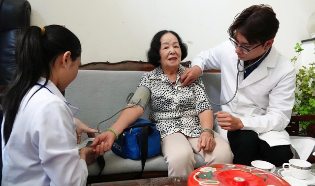 TP.HCM thí điểm khám chữa bệnh bảo hiểm y tế tại nhà - Ảnh 1.