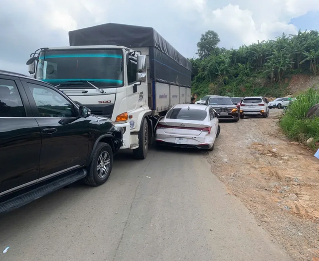 Tai nạn liên hoàn ở quốc lộ 28B, ùn tắc trên đỉnh đèo Đại Ninh- Ảnh 2. Tai nạn liên hoàn ở quốc lộ 28B, ùn tắc trên đỉnh đèo Đại Ninh- Ảnh 2.