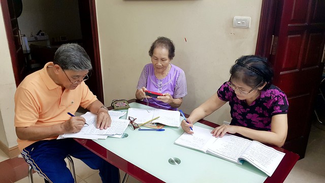 C&ocirc; gi&aacute;o của những học vi&ecirc;n tuổi xế chiều - Ảnh 2.