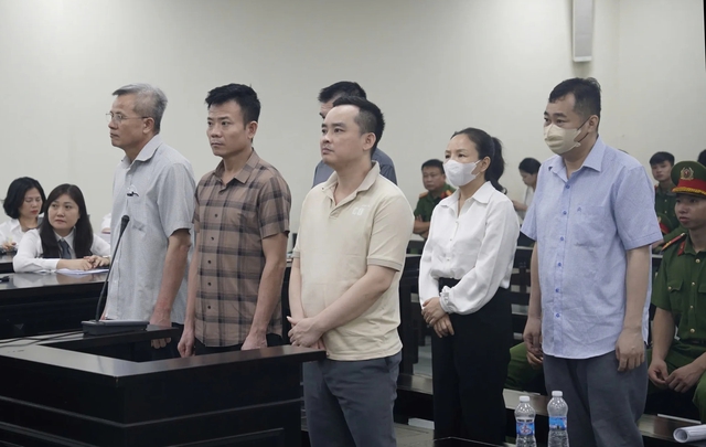 Cựu giám đốc khai 'sắp lên bàn mổ vẫn phải mang tiền cho sếp' - Ảnh 1.