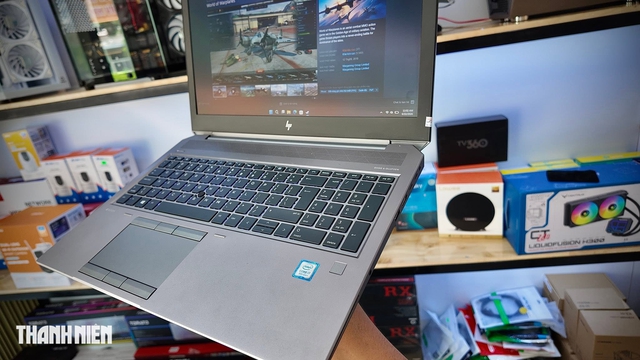Vì sao một số laptop lại có bàn di chuột nằm lệch về bên trái? - Ảnh 1.