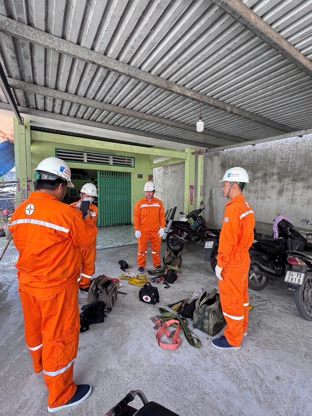 Ph&iacute;a sau d&ograve;ng điện kh&ocirc;ng gi&aacute;n đoạn l&agrave; những hy sinh thầm lặng - Ảnh 1.
