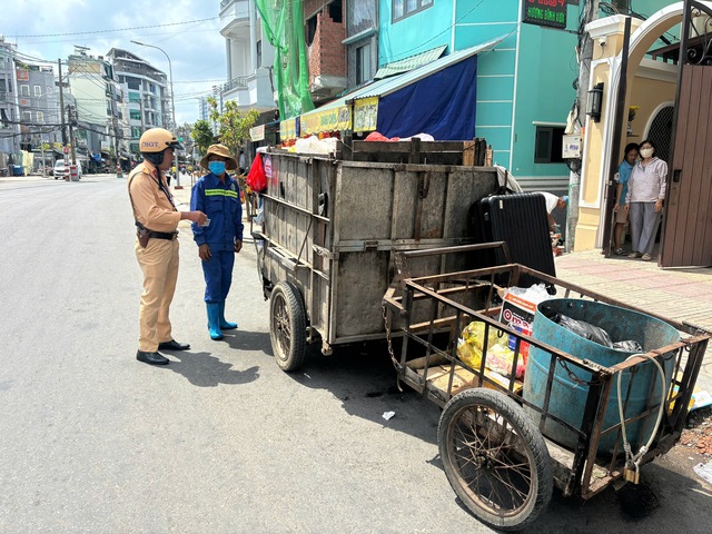 Xe máy kéo thùng rác trên đường: Nhiều người chưa biết lỗi này có thể bị phạt - Ảnh 4.