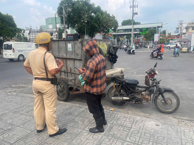 Xe máy kéo thùng rác trên đường: Nhiều người chưa biết lỗi này có thể bị phạt - Ảnh 3.