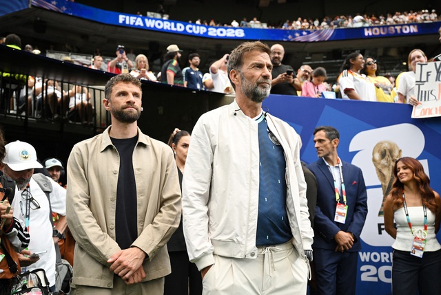 HLV Klopp &lsquo;xin &aacute;o&rsquo; Mac Allister, nh&igrave;n Messi đầy ngưỡng mộ: Thốt một c&acirc;u cực hay- Ảnh 2.