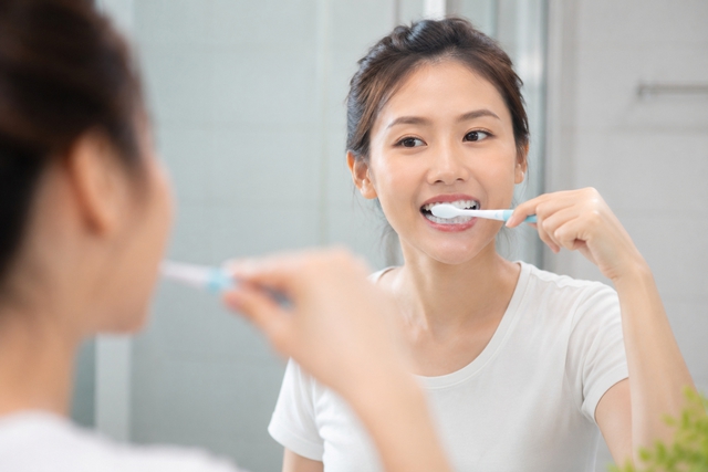Chuyên gia nha khoa hé lộ ‘quy tắc 2 - 2’ khi đánh răng - Ảnh 1.