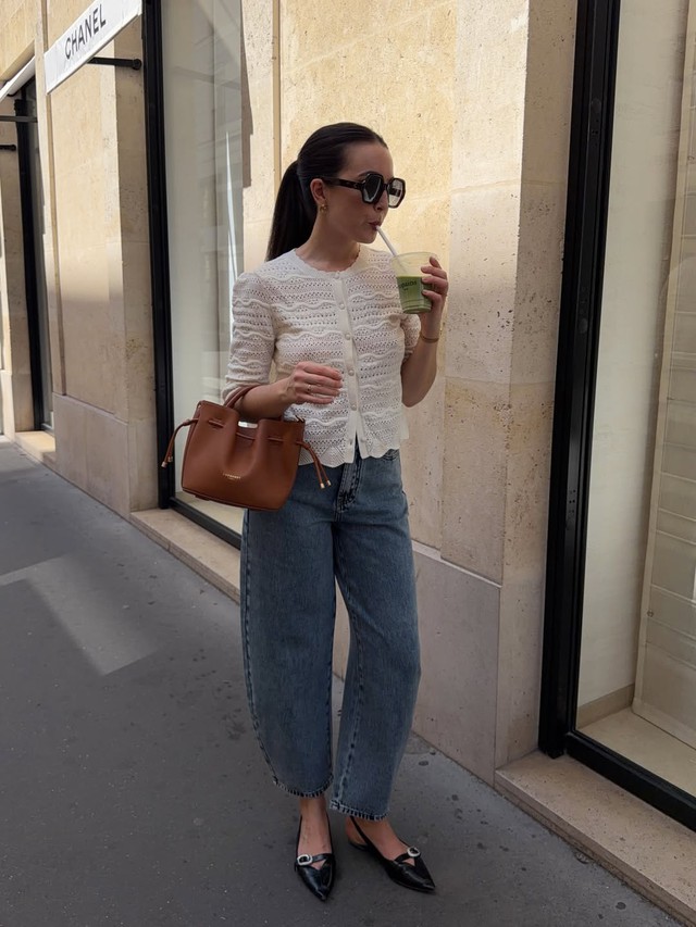 5 kiểu áo mặc với quần jeans mùa hè mát nhẹ, thời thượng- Ảnh 6. 5 kiểu áo mặc với quần jeans mùa hè mát nhẹ, thời thượng- Ảnh 6.