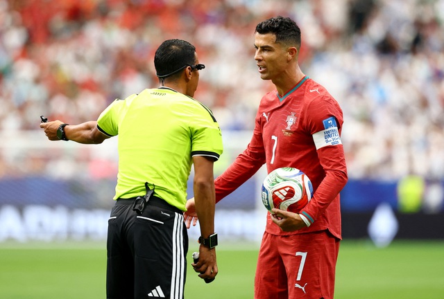 Ronaldo phớt lờ khi phóng viên nhắc đến Messi: 'Mời hỏi câu khác'- Ảnh 1. Ronaldo phớt lờ khi phóng viên nhắc đến Messi: 'Mời hỏi câu khác'- Ảnh 1.