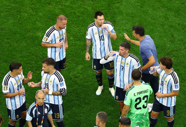 Messi răm rắp tuân lệnh, không bao giờ ‘cãi’ HLV Scaloni nửa lời, đủ tuyệt kỹ đấu… World Cup 2030- Ảnh 1. Messi răm rắp tuân lệnh, không bao giờ ‘cãi’ HLV Scaloni nửa lời, đủ tuyệt kỹ đấu… World Cup 2030- Ảnh 1.