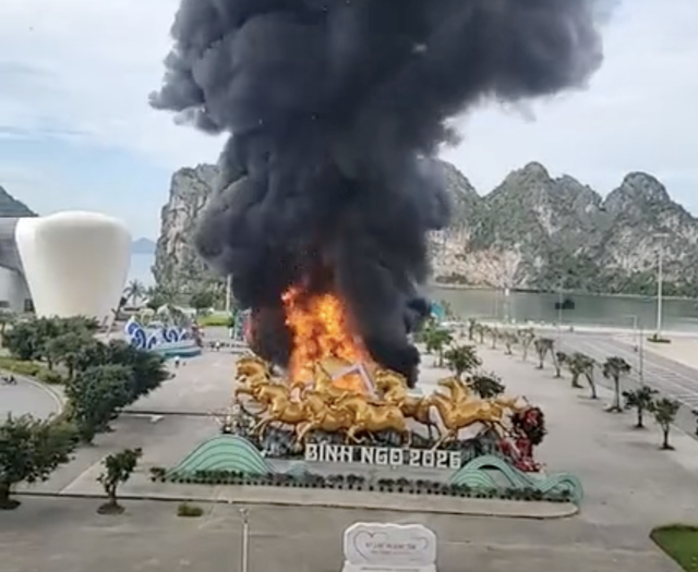 Cụm tiểu cảnh 'đường hầm ánh sáng' ở Quảng Ninh bị cháy rụi- Ảnh 1. Cụm tiểu cảnh 'đường hầm ánh sáng' ở Quảng Ninh bị cháy rụi- Ảnh 1.