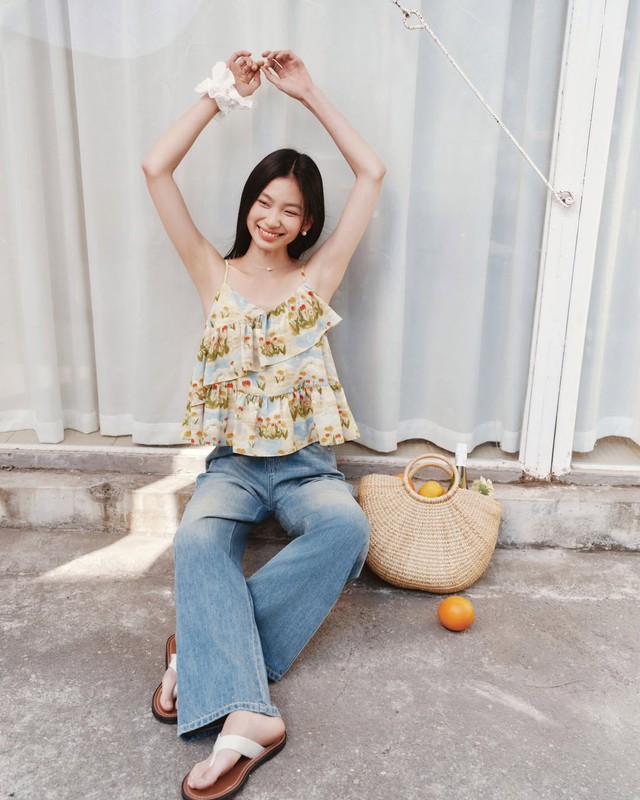 5 kiểu áo mặc với quần jeans mùa hè mát nhẹ, thời thượng- Ảnh 1. 5 kiểu áo mặc với quần jeans mùa hè mát nhẹ, thời thượng- Ảnh 1.